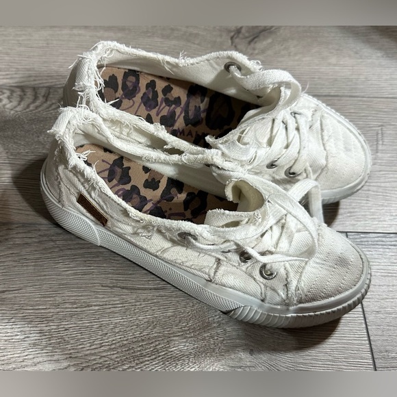 BLOWFISH Malibu Woman’s White Canvas Distressed Sneakers 6.5 - Picture 6 of 8
